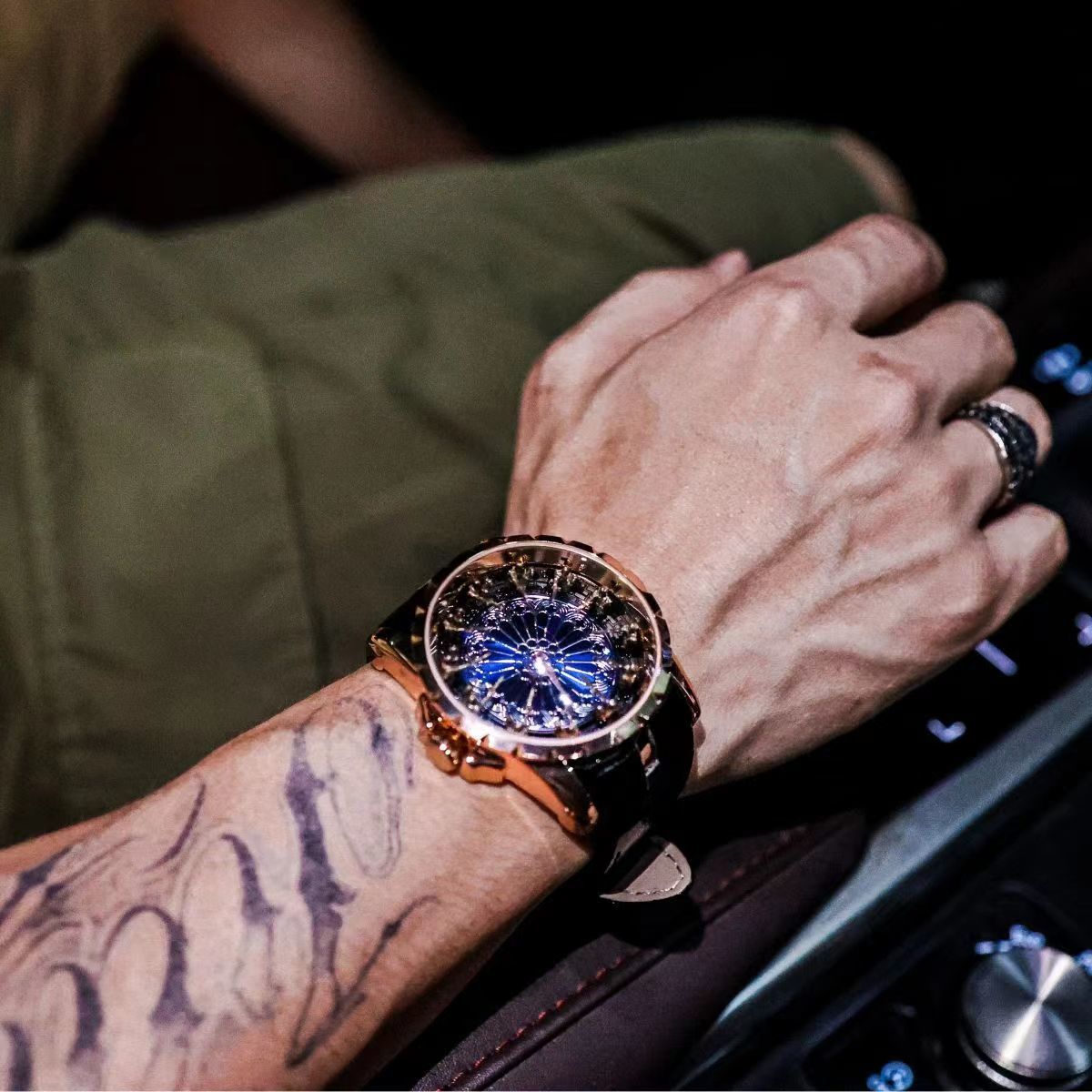 럭셔리 남성용 웜홀 컨셉 시계, 라운드 테이블 12기사 - Table Watch Luxury 리뷰 및 가격