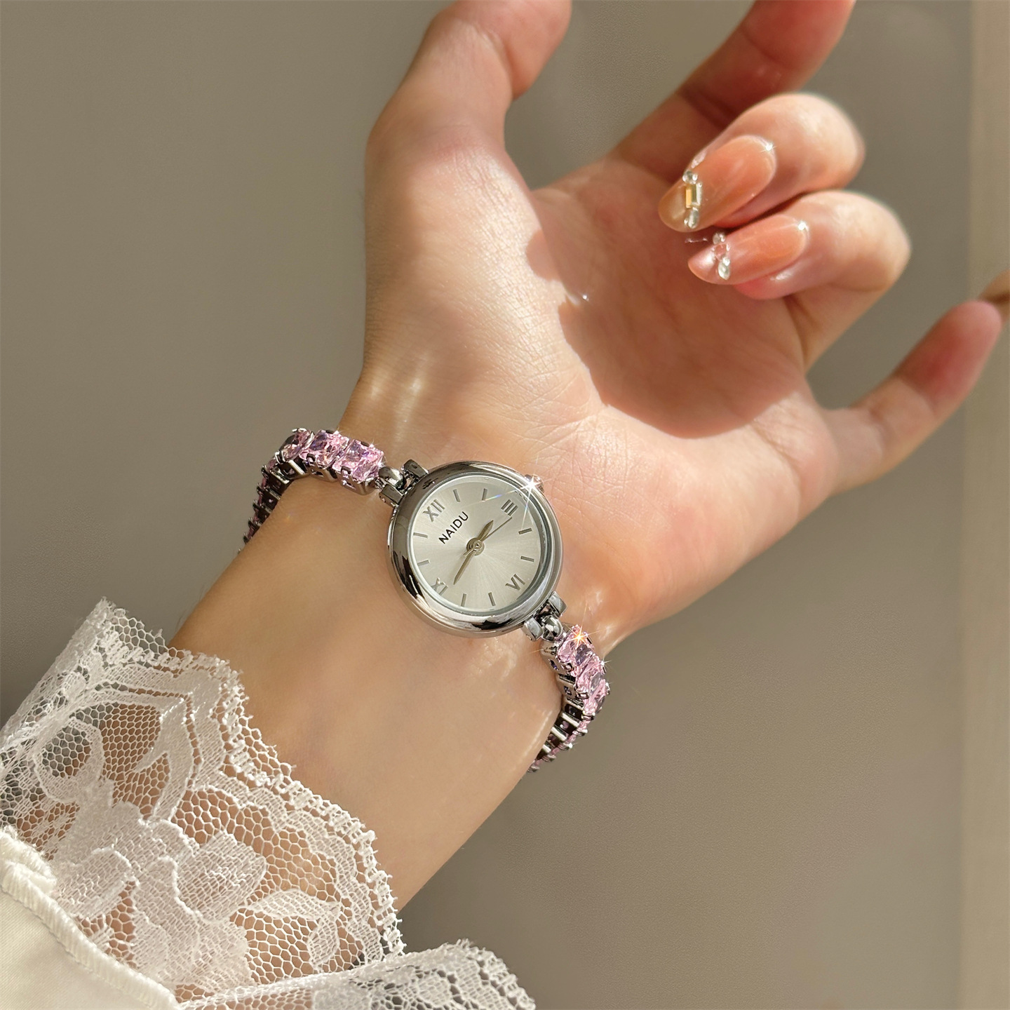 여성을 위한 새로운 패션 다이아몬드 장식 팔찌 시계,  - Luxury Watch Levels 리뷰 및 가격